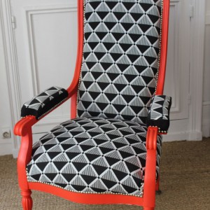 Fauteuil Voltaire rénové peint corail et tissu noir et blanc