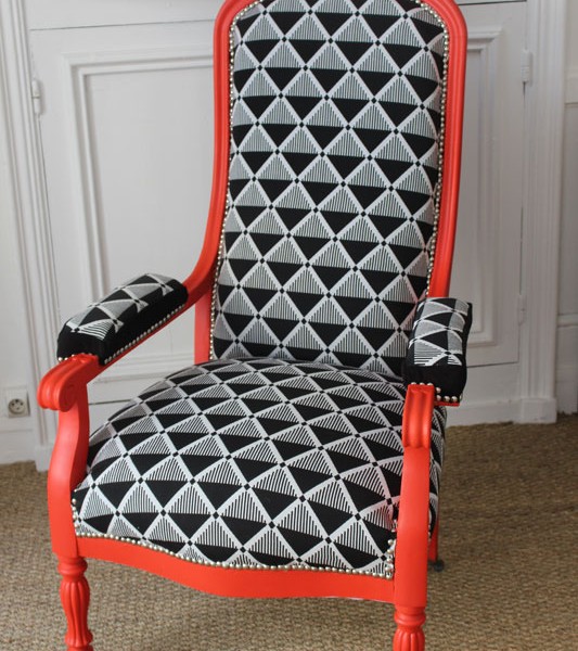 Fauteuil Voltaire rénové peint corail et tissu noir et blanc