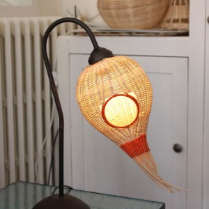 lampe rotin sur pied forme de tete d'oiseau