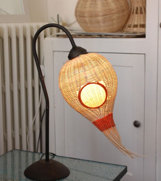 lampe rotin sur pied forme de tete d'oiseau