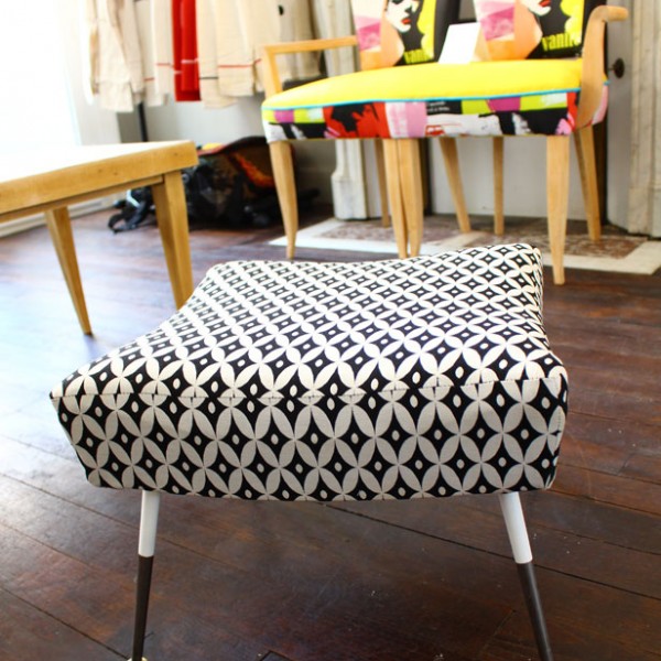 Pouf vintage pieds compas, tissu noir et blanc